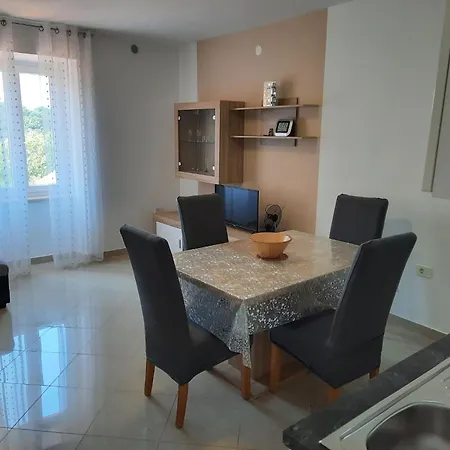Mit Balkon Fuer Zwei Bis Vier Personen By Interhome Apartman *