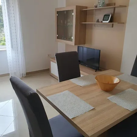 Mit Balkon Fuer Zwei Bis Vier Personen By Interhome Apartament Banjole