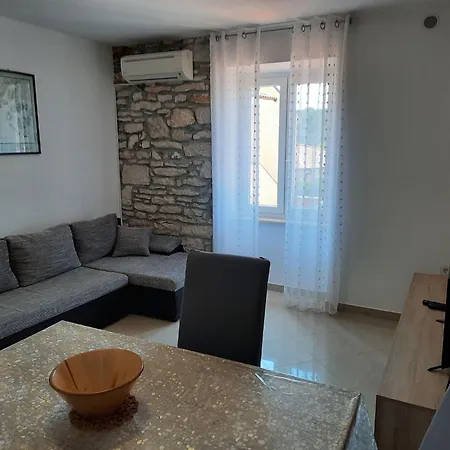 Mit Balkon Fuer Zwei Bis Vier Personen By Interhome Banjole