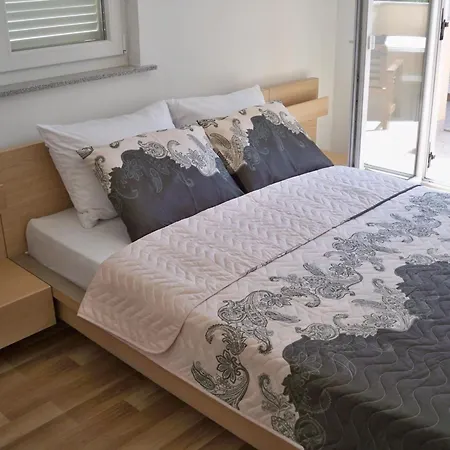 Mit Balkon Fuer Zwei Bis Vier Personen By Interhome Banjole