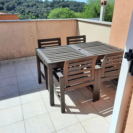 Mit Balkon Fuer Zwei Bis Vier Personen By Interhome Apartman Banjole