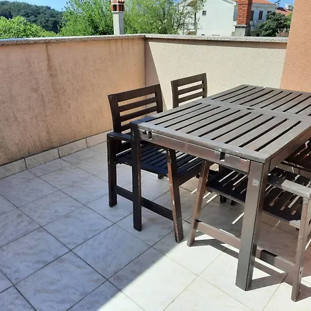 Mit Balkon Fuer Zwei Bis Vier Personen By Interhome Apartman Banjole