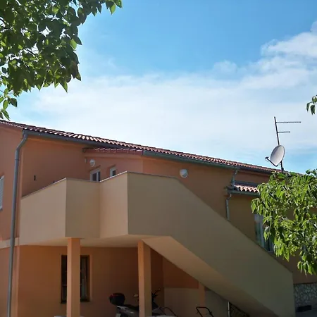 Mit Balkon Fuer Zwei Bis Vier Personen By Interhome Banjole
