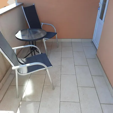 Mit Balkon Fuer Zwei Bis Vier Personen By Interhome Apartament Banjole